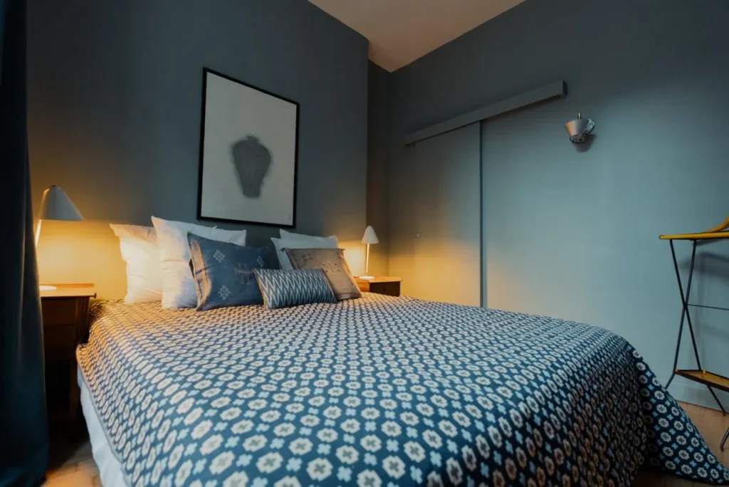Chambre aux murs bleus des Fougères